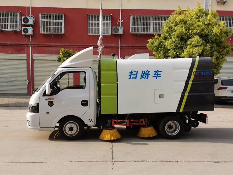 東風途運2600mm掃路車（0.8方水罐，1.7方塵罐）