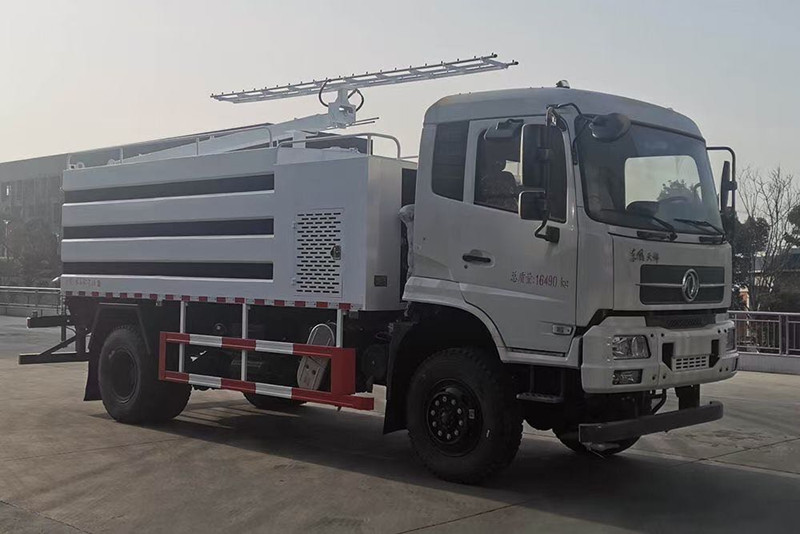 東風四驅(qū)光伏板清洗車，8方水罐