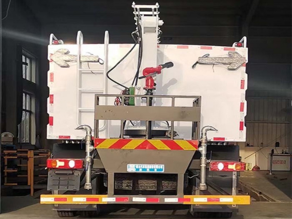 東風四驅光伏板清洗車，8方水罐