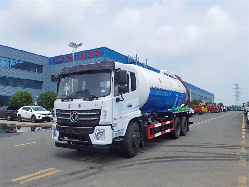 東風D17后雙橋18方吸污車，配水循環(huán)泵加10米吸污帶。
